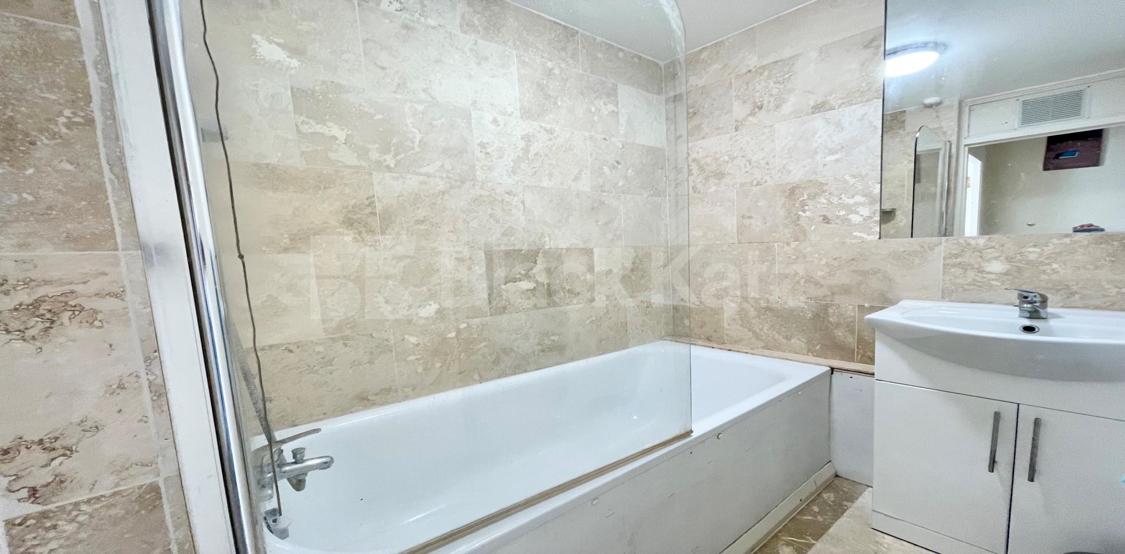 			UNDER OFFER , 3 Bedroom, 1 bath, 1 reception Apartment			 Carey Gardens, Vauxhall/Battersea